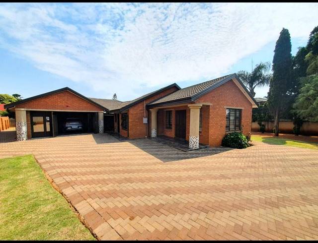4 BEDROOM HOUSE FOR SALE IN THE ORCHARDS